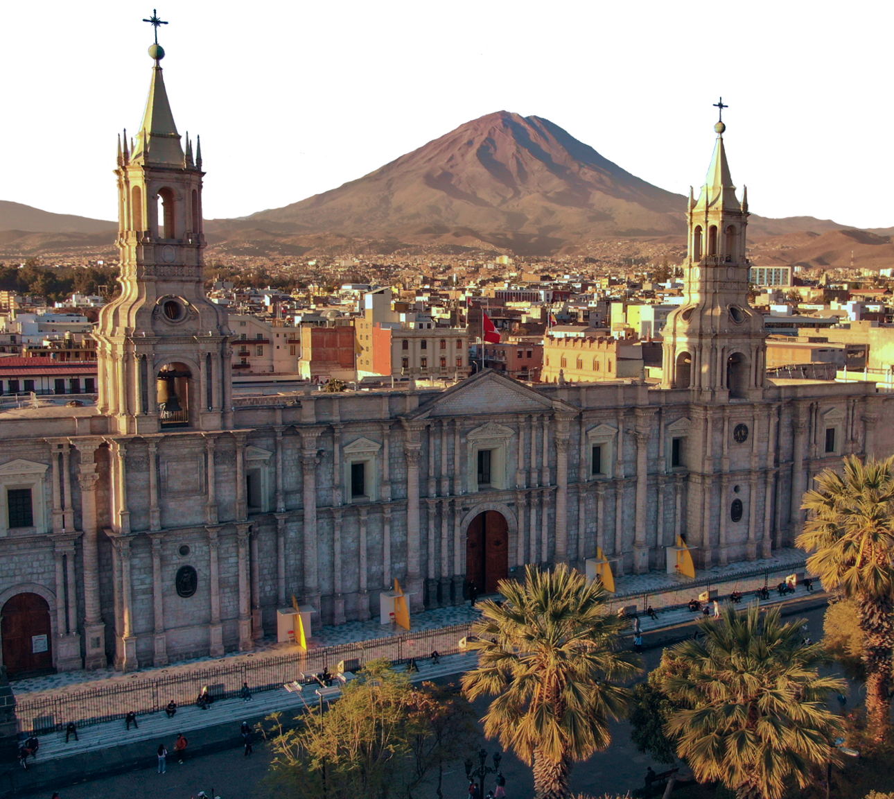 Plaza de Armas de Arequipa con el volcán Misti de fondo